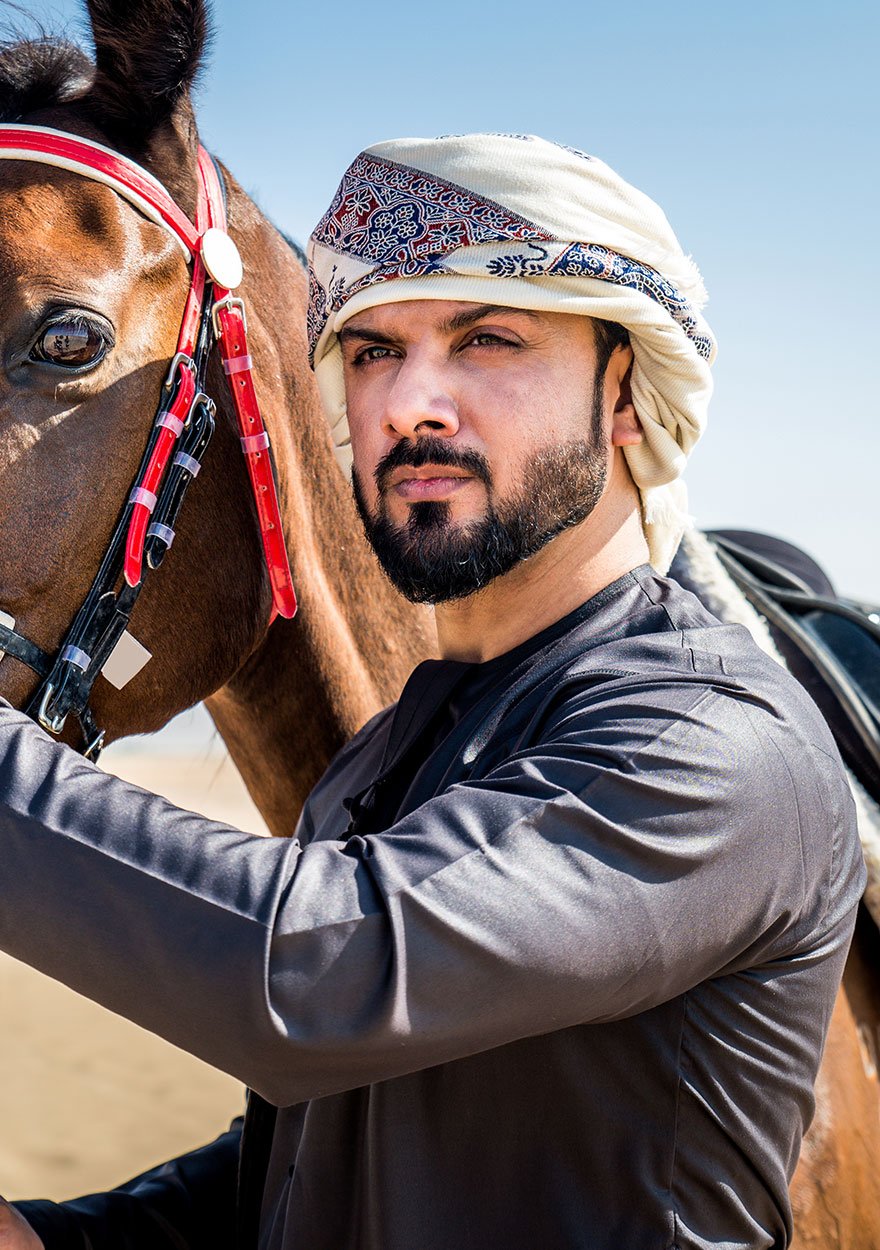 arabian-man-with-horse-in-the-desert-79P3F27.jpg